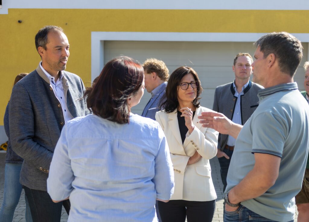 Klubobfrau Margit Angerlehner und Klaus Lindinger bei der Steinerkirchner Ortsbäuerin.